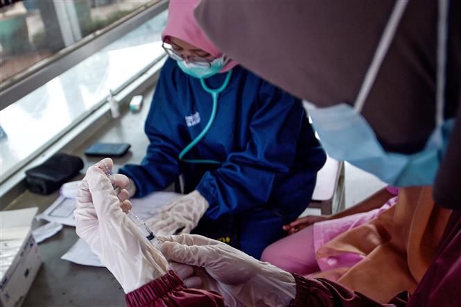 Nhân viên y tế chuẩn bị tiêm vaccine phòng COVID-19 cho người dân tại Nam Tangerang, tỉnh Banten, Indonesia, ngày 6/1/2022. Ảnh: THX/ TTXVN