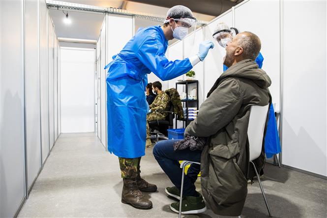 Lấy mẫu xét nghiệm COVID-19 cho người dân tại Almere, Hà Lan ngày 3/12/2021. Ảnh: AFP/TTXVN