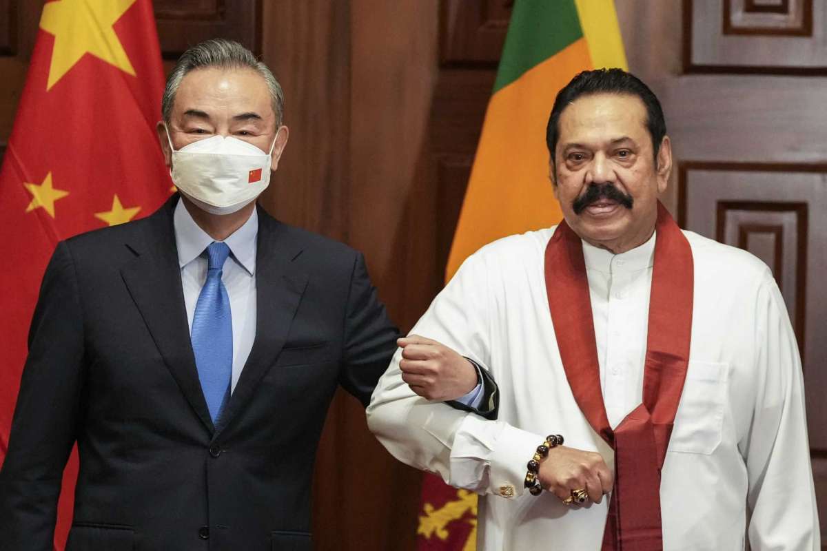 Ngoại trưởng Trung Quốc Vương Nghị (trái) gặp gỡ Thủ tướng Sri Lanka Mahinda Rajapaksa ở Colombo ngày 9-1. Ảnh: AP