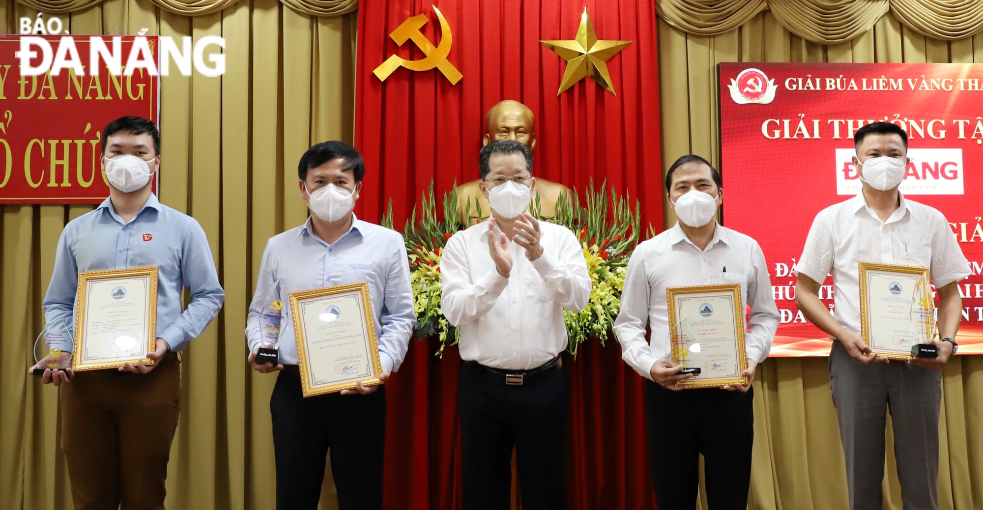 Bí thư Thành ủy Nguyễn Văn Quảng (giữa) trao giải tâp thể xuất sắc cho 2 tập thể và 2 giải Nhất cho các cá nhân đoạt giải. Ảnh: NGỌC PHÚ