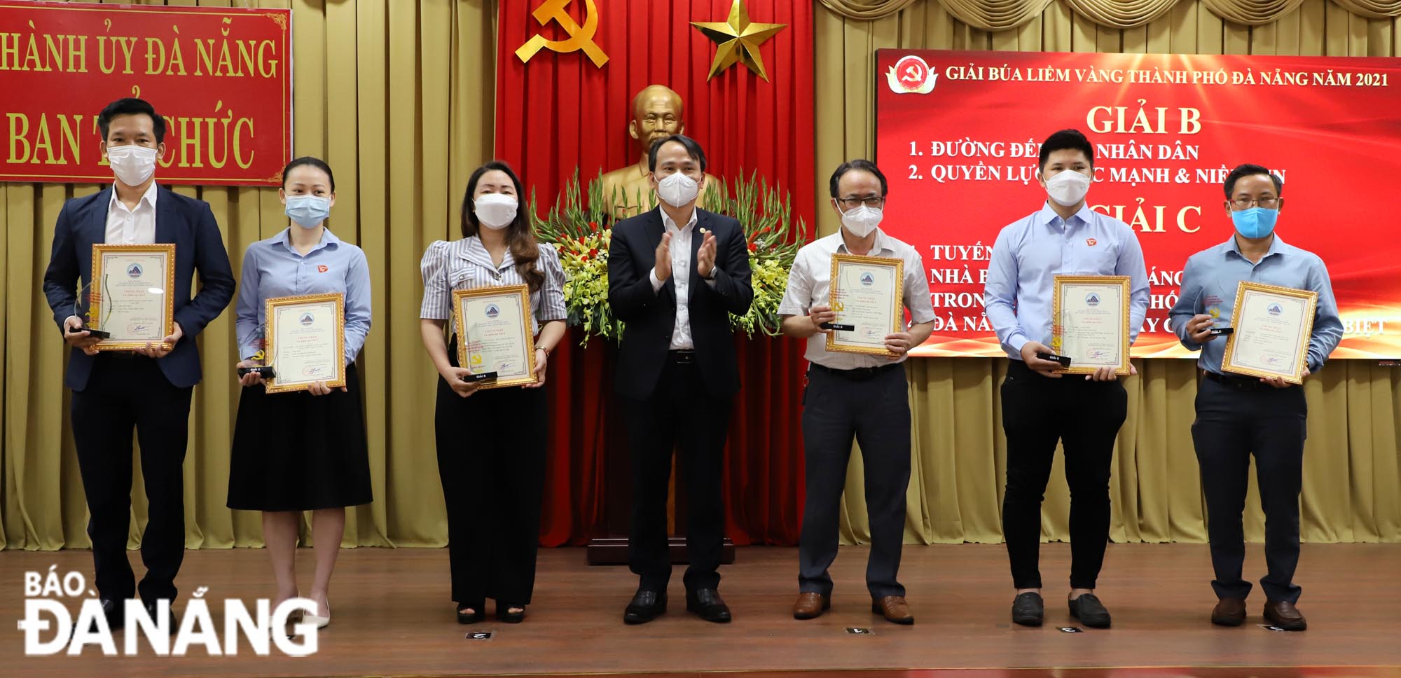 Trưởng ban Tổ chức Thành ủy Nguyễn Đình Vĩnh trao giải B và giải C cho các tác giả, nhóm tác giả đoạt giải. Ảnh X.D