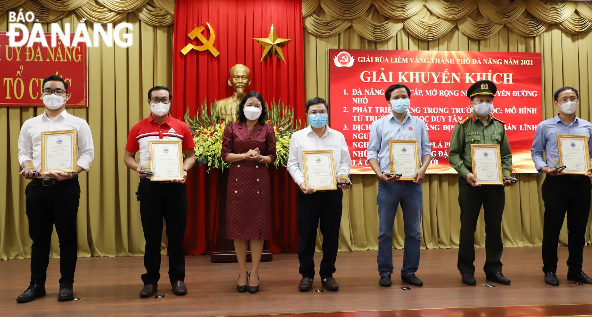 Phó Trưởng ban Tuyên giáo Thành ủy Mai Thị Thu trao giải khuyến khích cho các tác giả, nhóm tác giả đoạt giải. Ảnh: NGỌC PHÚ