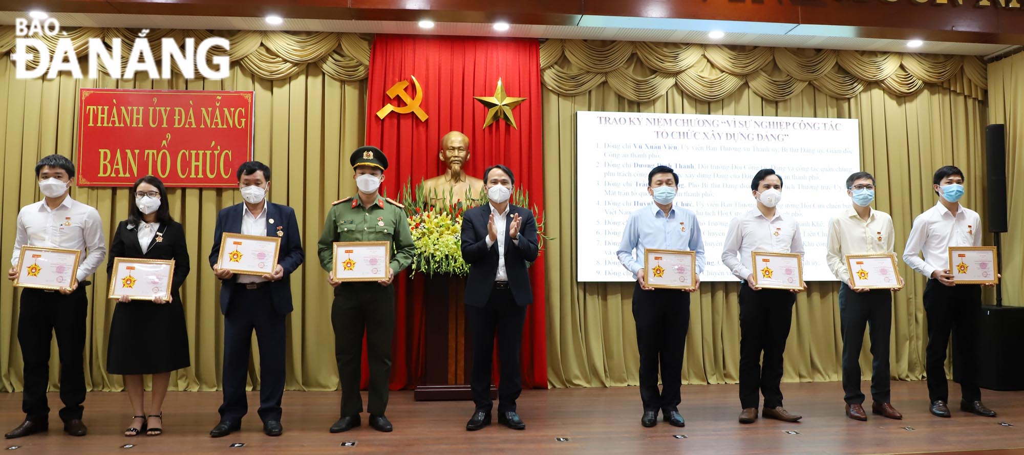 Trưởng ban Tổ chức Thành ủy Nguyễn Đình Vĩnh trao kỷ niệm chương vì sự nghiệp xây dựng Đảng cho các cá nhân. Ảnh: NGỌC PHÚ