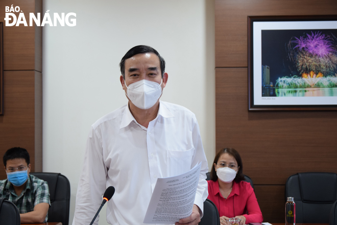 Chủ tịch UBND thành phố Lê Trung Chinh phát biểu tại phiên họp. Ảnh: TRỌNG HUY
