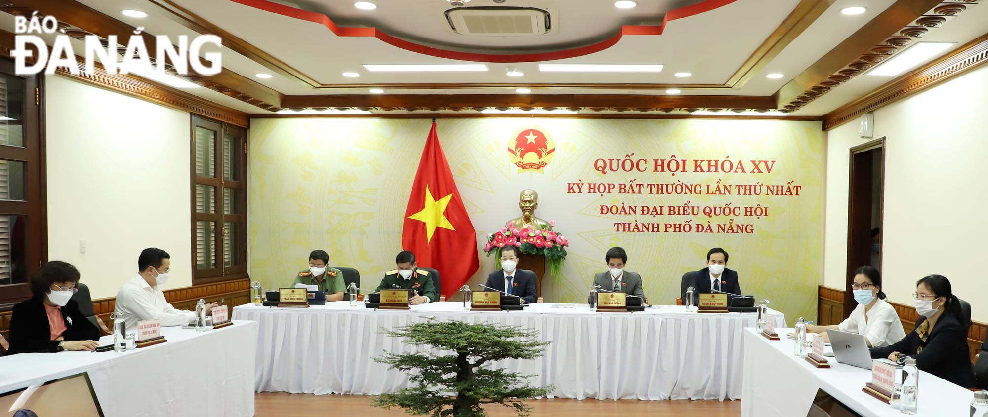 Bí thư Thành ủy Nguyễn Văn Quảng và các đại biểu dự tại điểm cầu thành phố Đà Nẵng. Ảnh: NGỌC PHÚ
