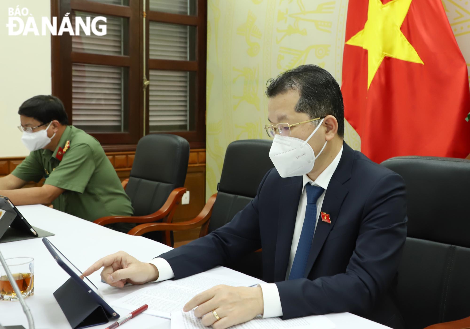 Bí thư Thành ủy Nguyễn Văn Quảng biểu quyết thông qua các nghị quyết bằng hình thức trực tuyến. Ảnh: NGỌC PHÚ