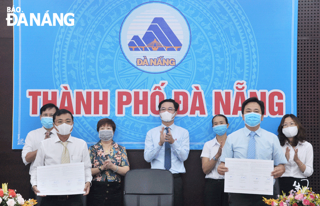 The Da Nang Department of Natural Resources and the Environment organized an online signing ceremony to launch the ‘Join hands to protect water resources’ and ‘Local solutions for plastic pollution’ projects which are funded by the U.S. Agency for International Development (USAID). Photo: HOANG HIEP