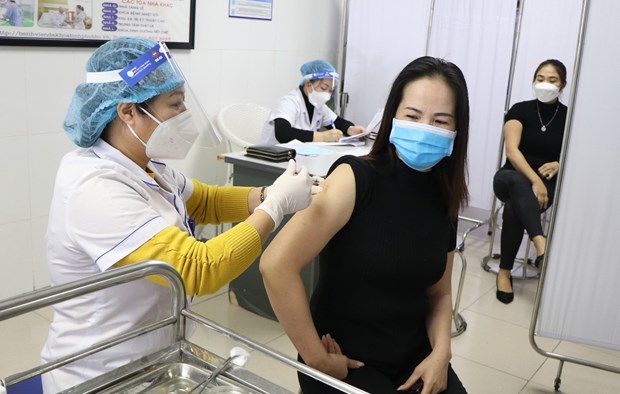 Nhân viên y tế tiêm vaccine ngừa Covid-19 cho người dân. (Ảnh: Trung Kiên/TTXVN)