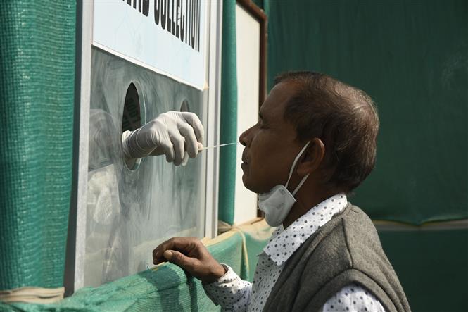 Nhân viên y tế lấy mẫu xét nghiệm Covid-19 cho người dân tại Guwahati, bang Assam, Ấn Độ, ngày 9-1-2022. Ảnh: THX/ TTXVN