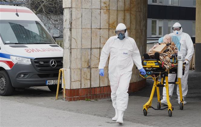 Nhân viên y tế chuyển bệnh nhân Covid-19 vào bệnh viện ở Vácsava, Ba Lan ngày 7-11-2020. Ảnh: AFP/TTXVN