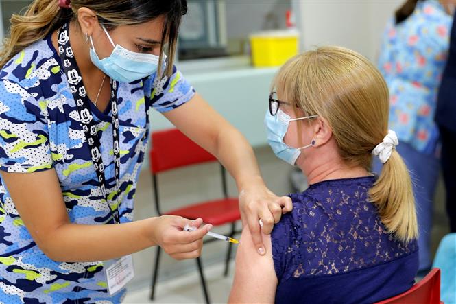 Nhân viên y tế tiêm mũi vaccine ngừa Covid-19 thứ 4 cho người dân tại Santiago, Chile, ngày 10-1-2022. Ảnh: AFP/TTXVN