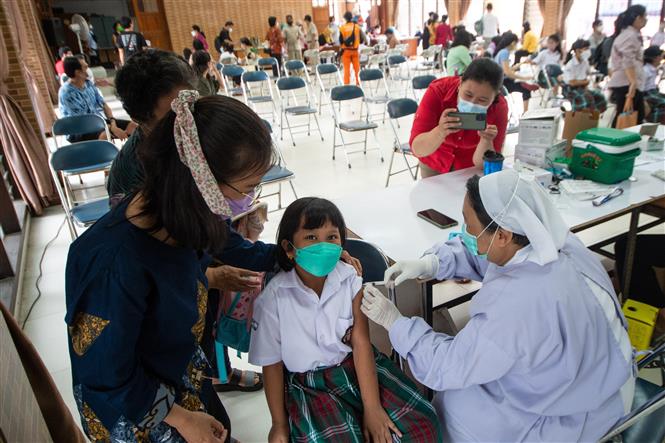 Nhân viên y tế tiêm vaccine phòng Covid-19 cho trẻ em tại Jakarta, Indonesia, ngày 11-1-2022. Ảnh: THX/ TTXVN