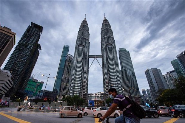 A man wearing face mask in Kuala Lumpur. (Photo: Xinhua/VNA)