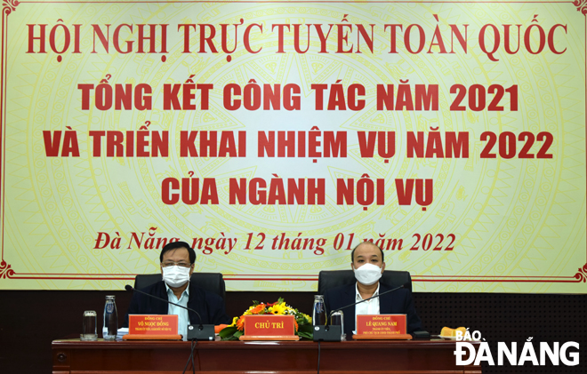 Phó Chủ tịch UBND thành phố Lê Quang Nam (bên phải) cùng Giám đốc Sở Nội vụ Võ Ngọc Đồng chủ trì điểm cầu Đà Nẵng. Ảnh: TRỌNG HUY 