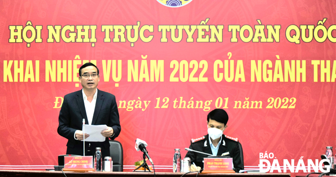 Chủ tịch UBND thành phố Lê Trung Chinh phát biểu tham luận tại hội nghị. Ảnh: TRỌNG HUY