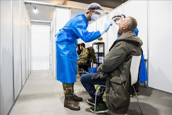 Lấy mẫu xét nghiệm Covid-19 cho người dân tại Almere, Hà Lan. Ảnh: AFP/TTXVN