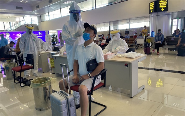 Air passengers take rapid COVID-19 tests at Noi Bai International Airport. — Photo courtesy of Hà Nội Health Department