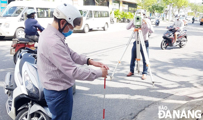 Experts from the Da Nang Department of Natural Resources and the Environment are conducting geodetic surveys on Tieu La Street in Hai Chau District on January 7, 2022. Photo: HOANG HIEP