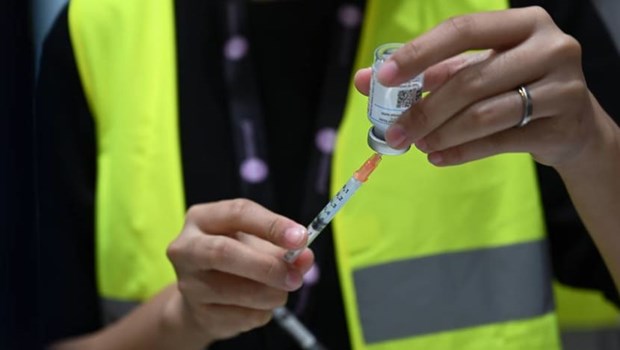 A healthcare worker prepares a dose of the COVID-19 vaccine at a vaccination centre in Singapore on April 21, 2021. (Photo: channelnewsasia.com)