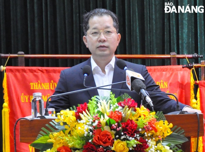 Bí thư Thành ủy Nguyễn Văn Quảng phát biểu chỉ đạo tại hội nghị chiều 12-1. Ảnh: LÊ HÙNG