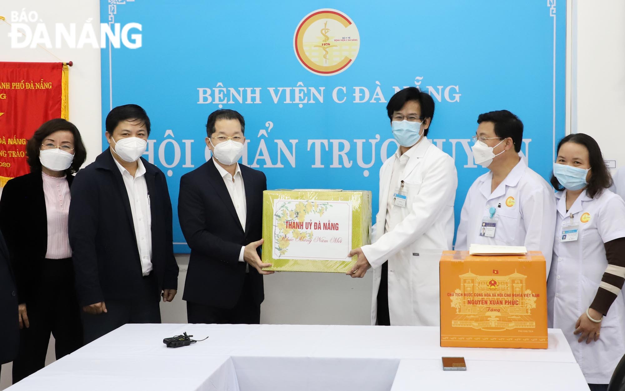 Bí thư Thành ủy Nguyễn Văn Quảng tặng quà cho lãnh đạo Bệnh viện C Đà Nẵng. Ảnh: NGỌC PHÚ