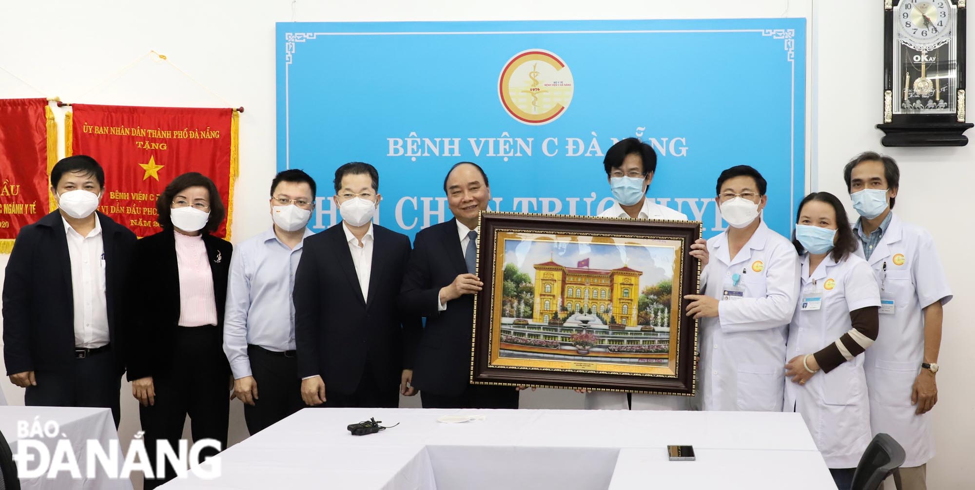Chủ tịch nước Nguyễn Xuân Phúc tặng quà lưu niệm cho Bệnh viện Đà Nẵng. Ảnh: NGỌC PHÚ