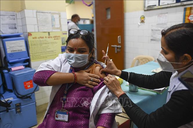 Tiêm mũi tăng cường vaccine COVID-19 tăng cường cho nhân viên y tế tại New Delhi, Ấn Độ ngày 10/1/2022. Ảnh: AFP/TTXVN