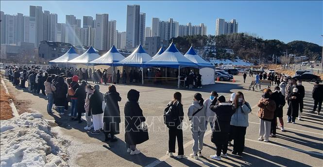 Người dân xếp hàng chờ xét nghiệm COVID-19 tại Gangneung, Hàn Quốc, ngày 6/1/2022. Ảnh: Yonhap/TTXVN