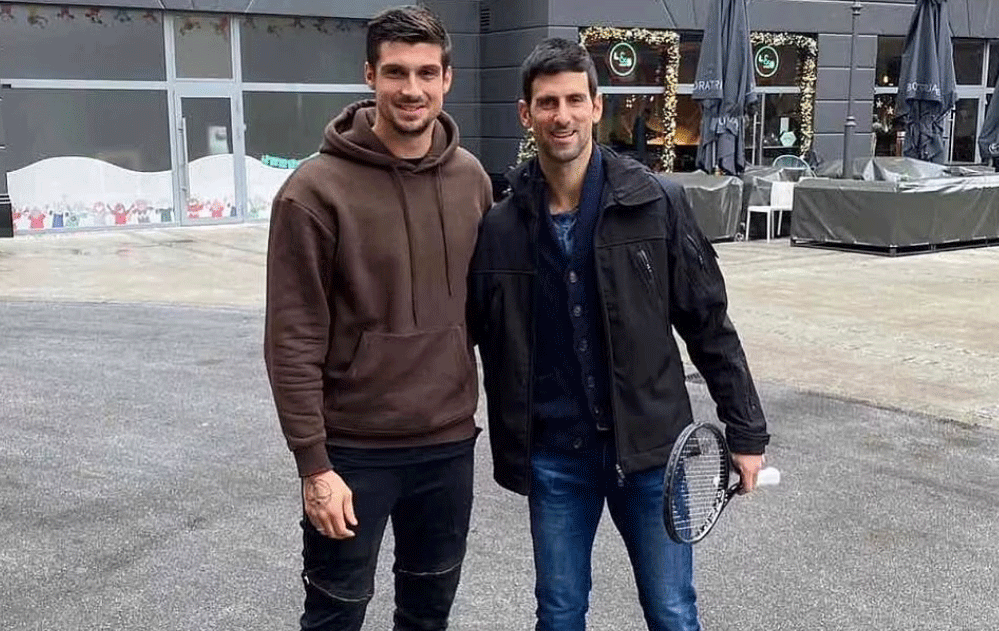 Một bức ảnh được tải lên Twitter vào thời điểm Giáng sinh cho thấy, Djokovic (phải) đang chụp hình cùng VĐV Bóng ném Petar Djordjic (trái) ở Belgrade. Ảnh: Dailymail