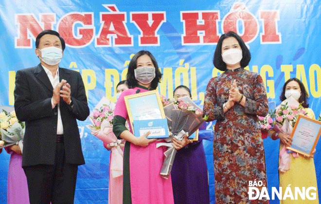 Luong Thi Anh Thu (middle) won the first prize at the Da Nang Women’s Union-launched 'Startup ideas in 2021' contest for her 