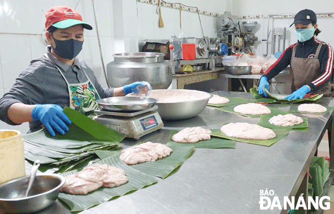 OCOP production and trading establishments in Da Nang’s Son Tra District are promoting production to meet the shopping needs of local residents. IN THE PHOTO: Workers at the Hieu Huynh ‘cha heo’ (pork paste) production facility in Man Quang Ward are finishing products to offer to the Tet market. Photo: VAN HOANG