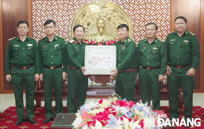 Thượng tướng Lê Huy Vịnh (thứ ba, trái sang), Thứ trưởng Bộ Quốc phòng trao quà Tết tặng cán bộ, chiến sĩ Bộ đội Biên phòng thành phố. Ảnh: BÁ VĨNH