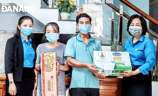 Đại diện lãnh đạo Liên đoàn Lao động thành phố và Công đoàn Khu Công nghệ cao và các Khu công nghiệp Đà Nẵng đến thăm, tặng quà cho gia đình công nhân khó khăn trên địa bàn quận Ngũ Hành Sơn. Ảnh: PC