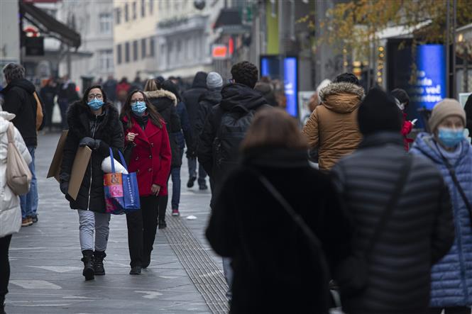  Người dân di chuyển trên phố ở Ljubljana, Slovenia ngày 14-12-2021. Ảnh: THX/TTXVN