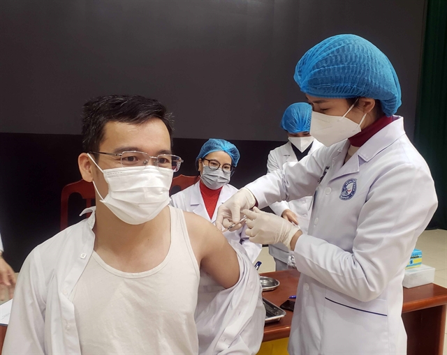 A health worker gives a booster shot to a man at Vĩnh Phúc General Hospital in northern Vĩnh Phúc Province.  — VNA/VNS Photo Hoàng Hùng