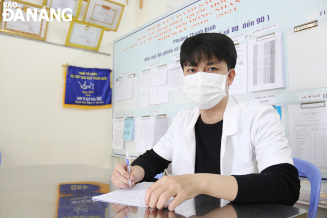 Bác sĩ Trần Đức Khánh, Khoa Nội Tổng hợp - Truyền nhiễm, Bệnh viện Đa khoa Hải Châu, kiểm tra hồ sơ bệnh án của bệnh nhân. Ảnh: THANH TÌNH