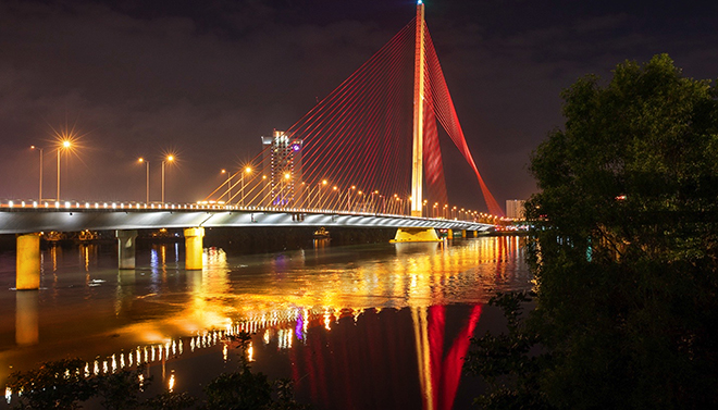 Một pha ánh sáng chiếu sáng mỹ thuật tại cầu Trần Thị Lý