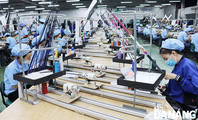 The production atmosphere has been bustling since the beginning of 2022 at many enterprises. Production activities are observed at the Daiwa Vietnam Co., Ltd. Photo: KHANH HOA 