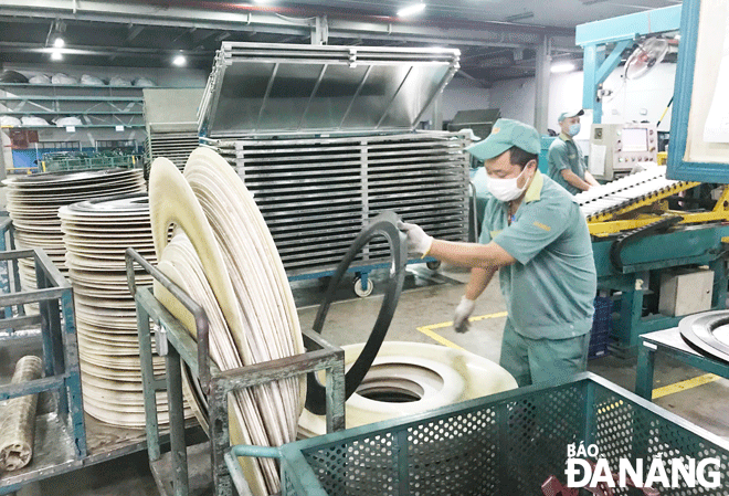 Workers are seen at the Da Nang Rubber Joint Stock Company in Lien Chieu District. Photo: M.QUE  