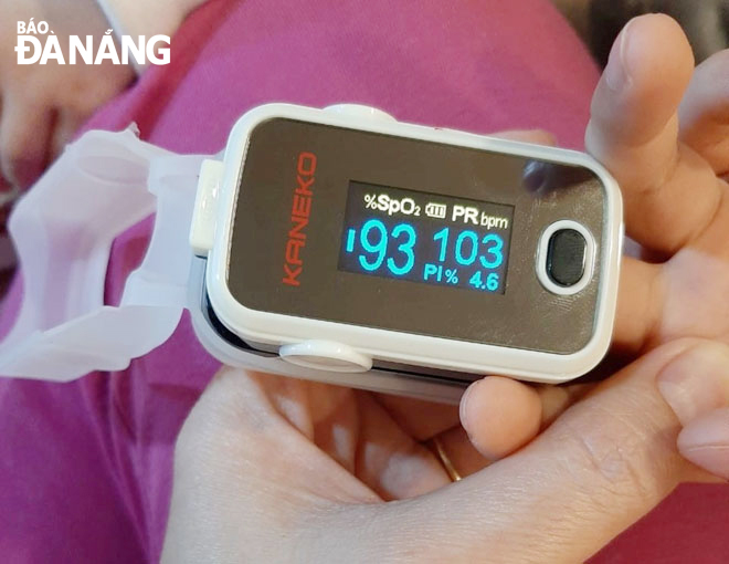 The health department recommends that COVID-19 patients having home-based treatment should be equipped with a device to measure the body’s oxygen concentration. Photo: Tieu Yen