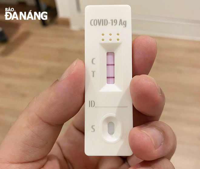 People can proactively purchase COVID-19 rapid tests to protect themselves. Photo: Tieu Yen 