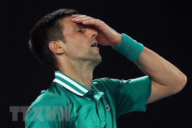 Tay vợt người Serbia Novak Djokovic trong trận đấu với tay vợt người Đức Alexander Zverev tại giải Australia mở rộng ở Melbourne ngày 16-2-2021. (Ảnh: AFP/TTXVN)