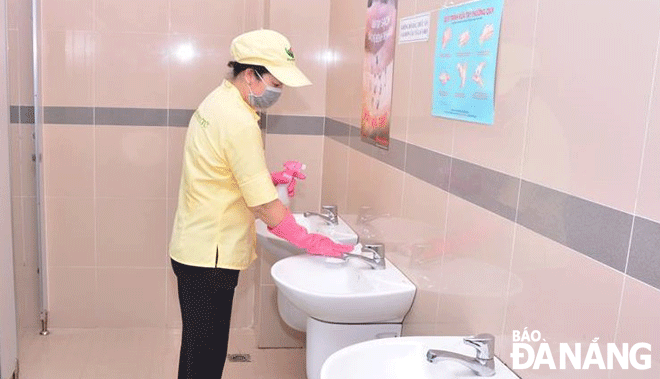 Gần Tết, nhu cầu dọn dẹp vệ sinh tăng cao, giúp người lao động có việc làm thường xuyên. Ảnh : T.Y