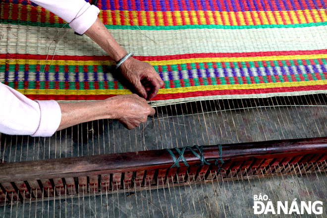 Trong quá trình dệt, người thợ luôn chú ý những sợi đay để chiếu đẹp và bền chắc hơn. Ảnh: VĂN HOÀNG