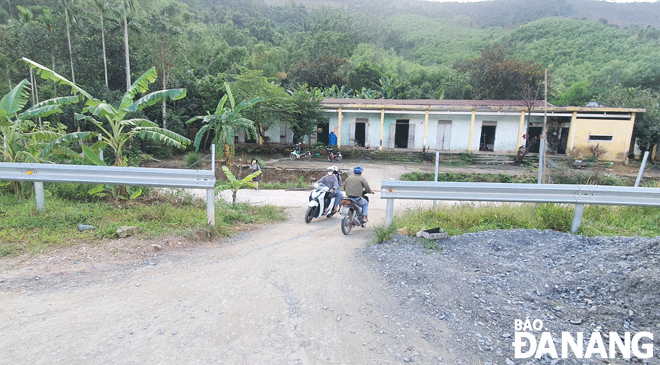 Một điểm đường ngang tự phát mở lối vào cao tốc trên địa bàn xã Hòa Bắc, huyện Hòa Vang.(Ảnh chụp tháng 12-2021)Ảnh: THÀNH LÂN