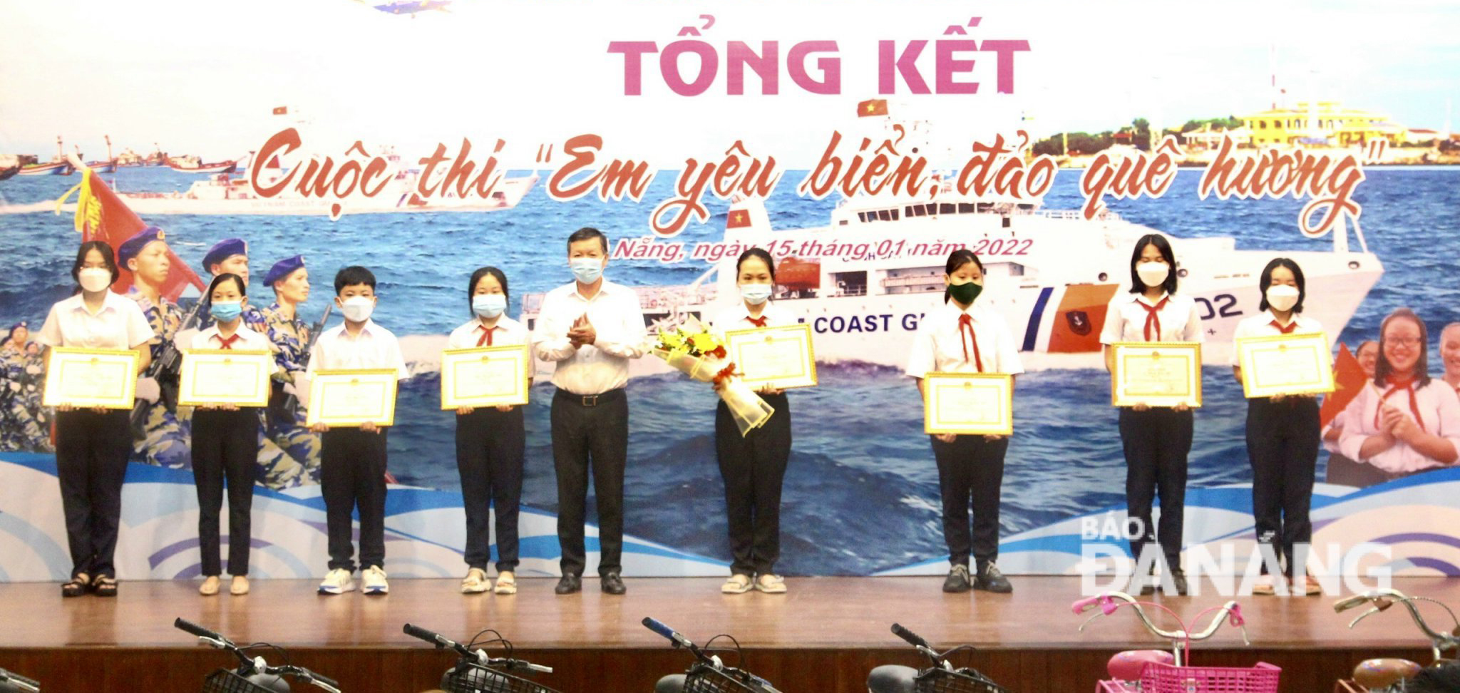 The representative of the contest’s organizers (middle) presents prizes to the outstanding contestans. Photo: N.Q