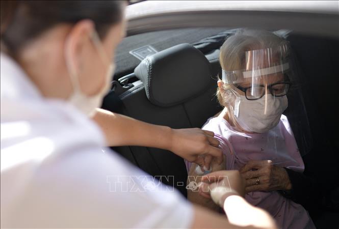 Nhân viên y tế tiêm vaccine Covid-19 của hãng dược AstraZeneca cho người dân tại Belo Horizonte, bang Minas Gerais, Brazil. Ảnh: AFP/TTXVN