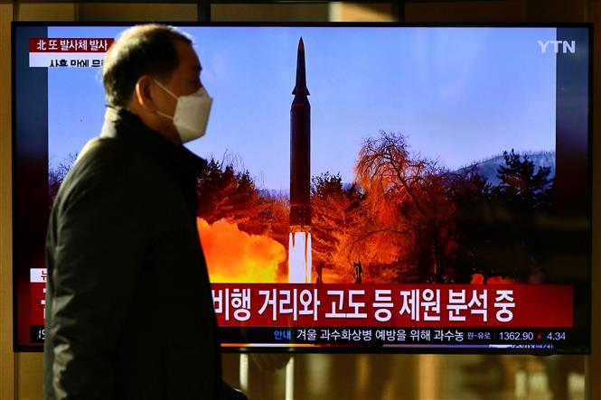 Hình ảnh về vụ phóng thử tên lửa của Triều Tiên được phát trên truyền hình Hàn Quốc ở nhà ga Seoul ngày 14-1. Ảnh: AFP/TTXVN