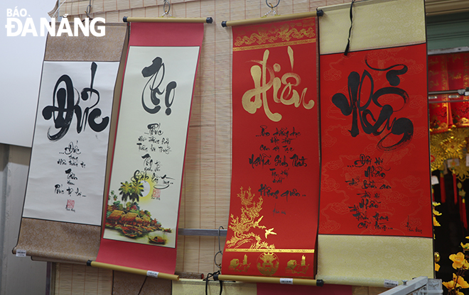 Decorative couplets are sold at VND120,000-240,000/pair. Photo: MAI QUE 