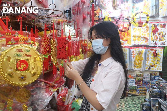  Many shop owners said that the demand for shopping for Tet decorations often increases in the last days of the year because employees will be off from work for the Tet holiday and they have more time to clean and decorate their houses. Photo: VAN HOANG